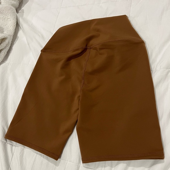 Alo Yoga shorts for Women XS color Brown - Picture 3 of 4